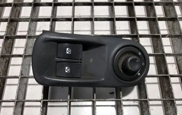 Opel Vivaro Electric window control switch 8200011867