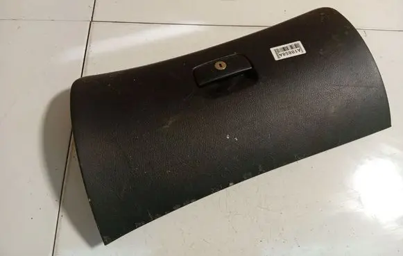 Volkswagen PASSAT B5 Glove box 