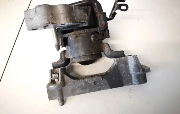 Toyota RAV 4 (XA30) Engine mount bracket