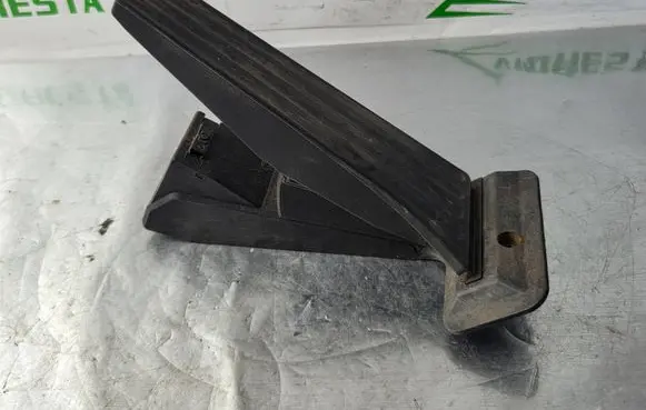 Accelerator throttle pedal