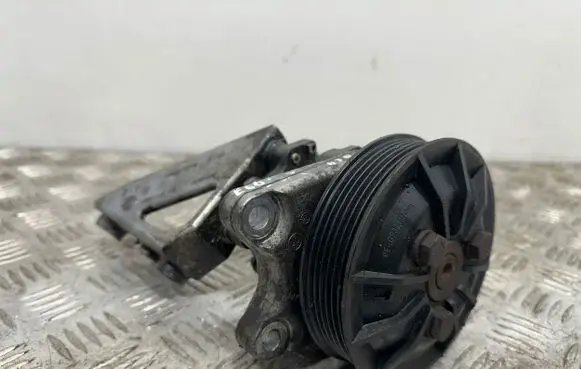 BMW 5 E60 E61 Power steering pump 677732101
