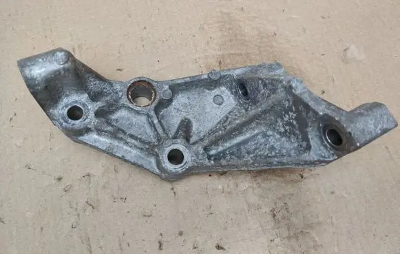 Mazda CX-9 Engine mounting bracket