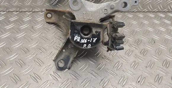 Toyota Prius (XW50) Engine mount bracket