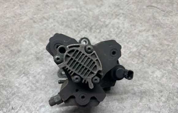 BMW 7 E38 Fuel injection high pressure pump 7785895 9912031746 0445010012