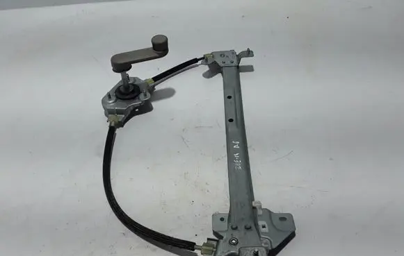 Rear window lifting mechanism without motor