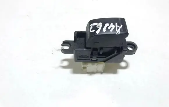 Nissan Almera N16 Electric window control switch 1y05z