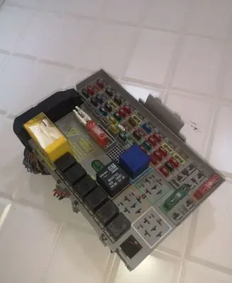 Opel Zafira A Fuse module 24431677 90191753 24412497