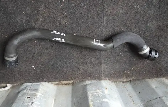 BMW X7 G07 Engine coolant pipe/hose 8742649 22322910
