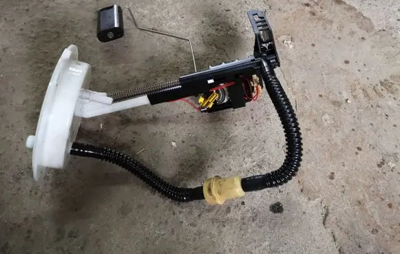 BMW 5 E60 E61 Fuel level sensor 6765849 0580303042