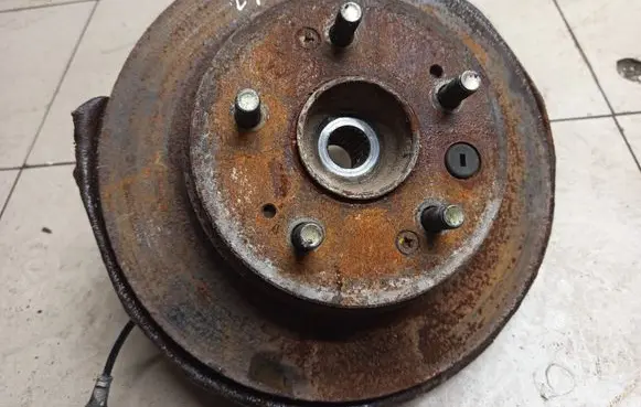 Rear wheel hub spindle/knuckle