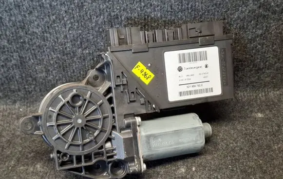 Volkswagen PASSAT CC Front door window regulator motor 3D1959792E 7L0959702G