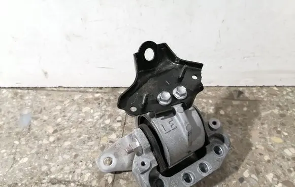 Lexus ES 250 - 300 - 330 Engine mount bracket