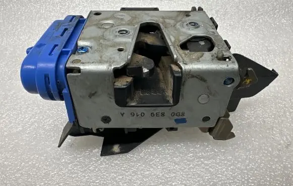 Audi A4 S4 B5 8D Rear door lock 8D0839016A