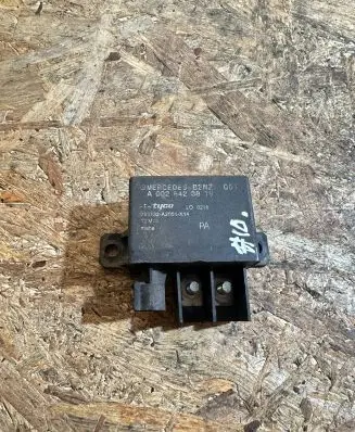 Mercedes-Benz E W211 Glow plug pre-heat relay A0025423819 V23132A2001X14