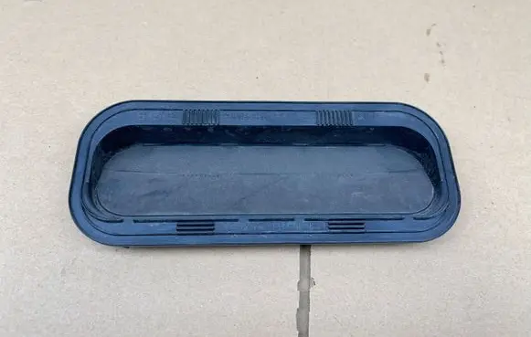 Quarter panel pressure vent