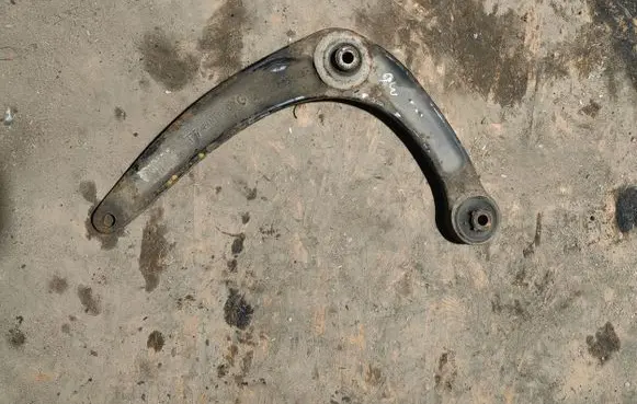 Peugeot 3008 I Front lower control arm/wishbone 833548