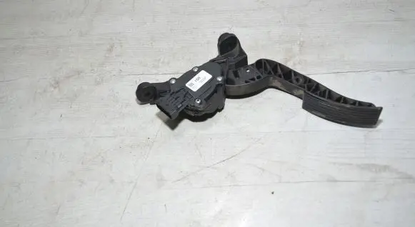 Accelerator throttle pedal