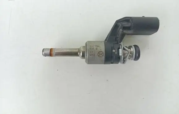 Volkswagen Golf Plus Fuel injector 03c906036e 01498D