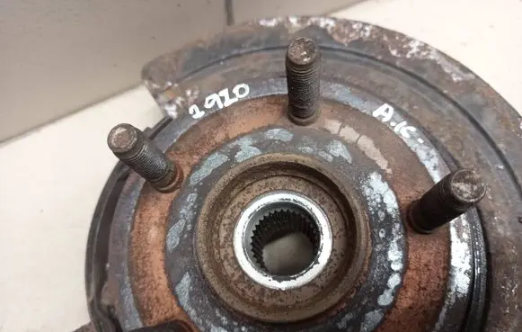 Jeep Grand Cherokee Rear wheel hub spindle/knuckle 
