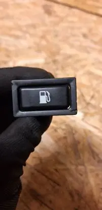 Toyota Avensis T250 Fuel tank opening switch 156795