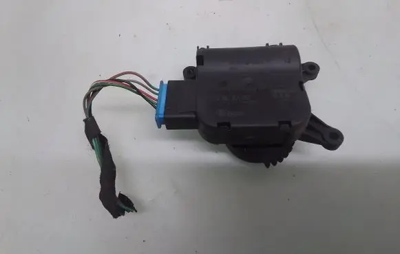 Volkswagen Fox Air flap motor/actuator 0132801357