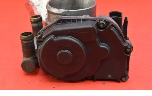 Volkswagen PASSAT B5 Throttle body valve 058133063H