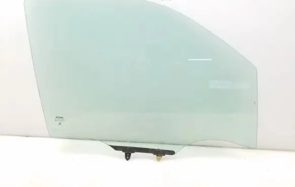 Nissan Navara Front door window glass four-door