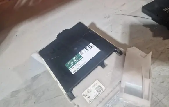 Toyota Prius+ (ZVW40) Fuse module 8922147500