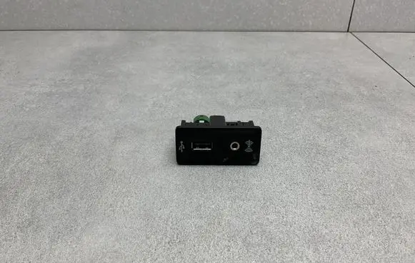 Volkswagen PASSAT B8 USB socket connector 5G0035222