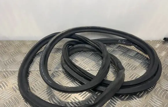Audi A8 S8 D4 4H Engine compartment rubber 4H0823731D