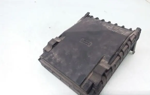 Volkswagen PASSAT B7 Fuse box cover 1K0937132F