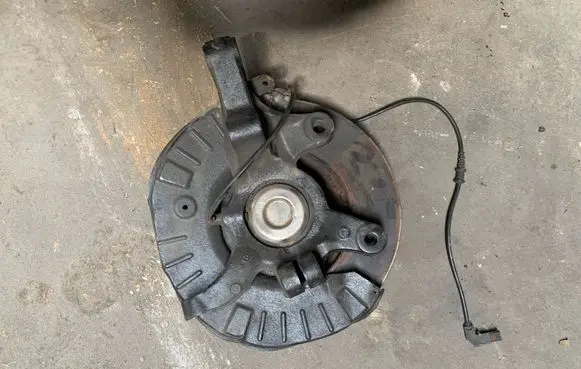 Mercedes-Benz Vito Viano W639 Front wheel hub spindle knuckle A6393320225