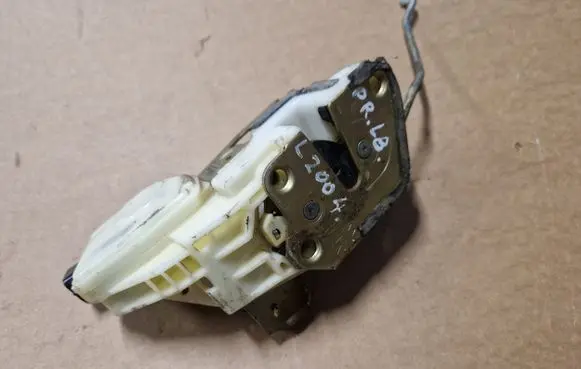 Mitsubishi L200 Front door lock 