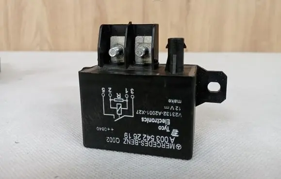 Mercedes-Benz B W245 Battery control module 0035422619 A0035422619