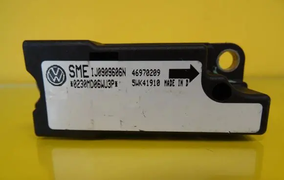 Volkswagen PASSAT B5 Airbag deployment crash/impact sensor 5WK41910 1J0909606N