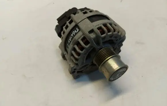 Volkswagen Tiguan Generator/alternator 05E903026R
