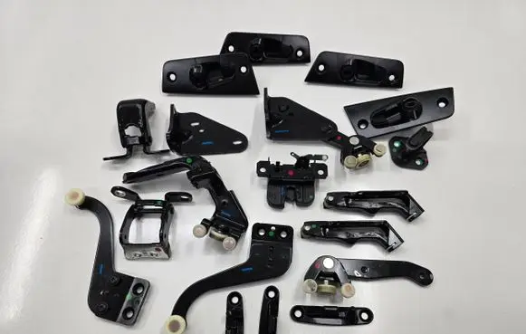 Volkswagen Transporter - Caravelle T5 Sliding door lower roller guide/hinge 7H0843398