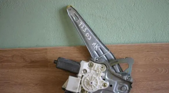 Toyota Avensis T250 Rear door window regulator with motor 992046100