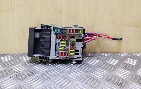 Opel Astra J Fuse module 13222786