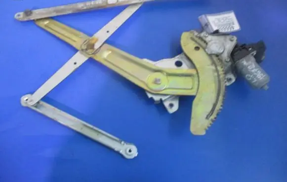 Suzuki Swift I Front door window regulator with motor