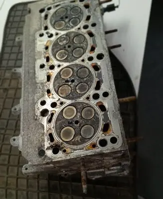 Volkswagen Touran II Engine head TOURAN2011M1677KW