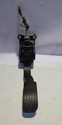 Accelerator throttle pedal