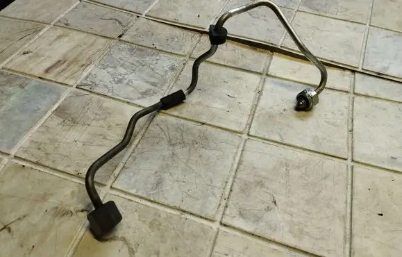 BMW 1 E81 E87 Fuel injector supply line/pipe 