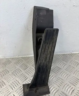 Accelerator throttle pedal