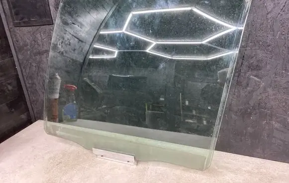 Volvo XC90 Rear door window glass 43R001582 DOT682M3240AS2 E000199