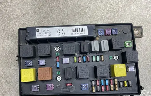 Opel Zafira B Fuse module 13206746