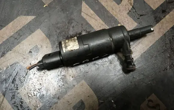 BMW X5 E53 Headlight washer pump 8377430