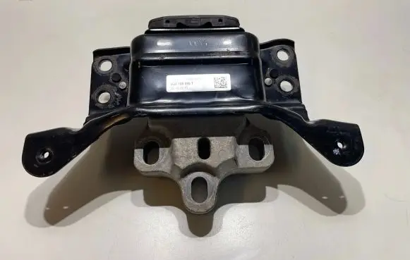 Volkswagen Golf VII Engine mount bracket 5Q0199555T 25102015 X44AVP184901PR