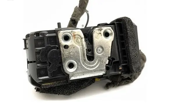 Nissan Juke I F15 Rear door lock