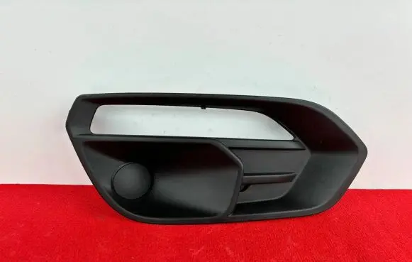Iveco Daily 30.8 - 9 Front bumper lower grill 105802356345